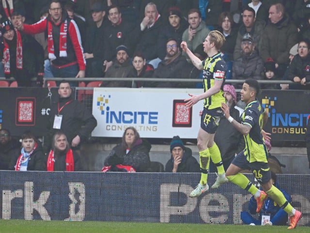 Manchester City survive huge Cup scare